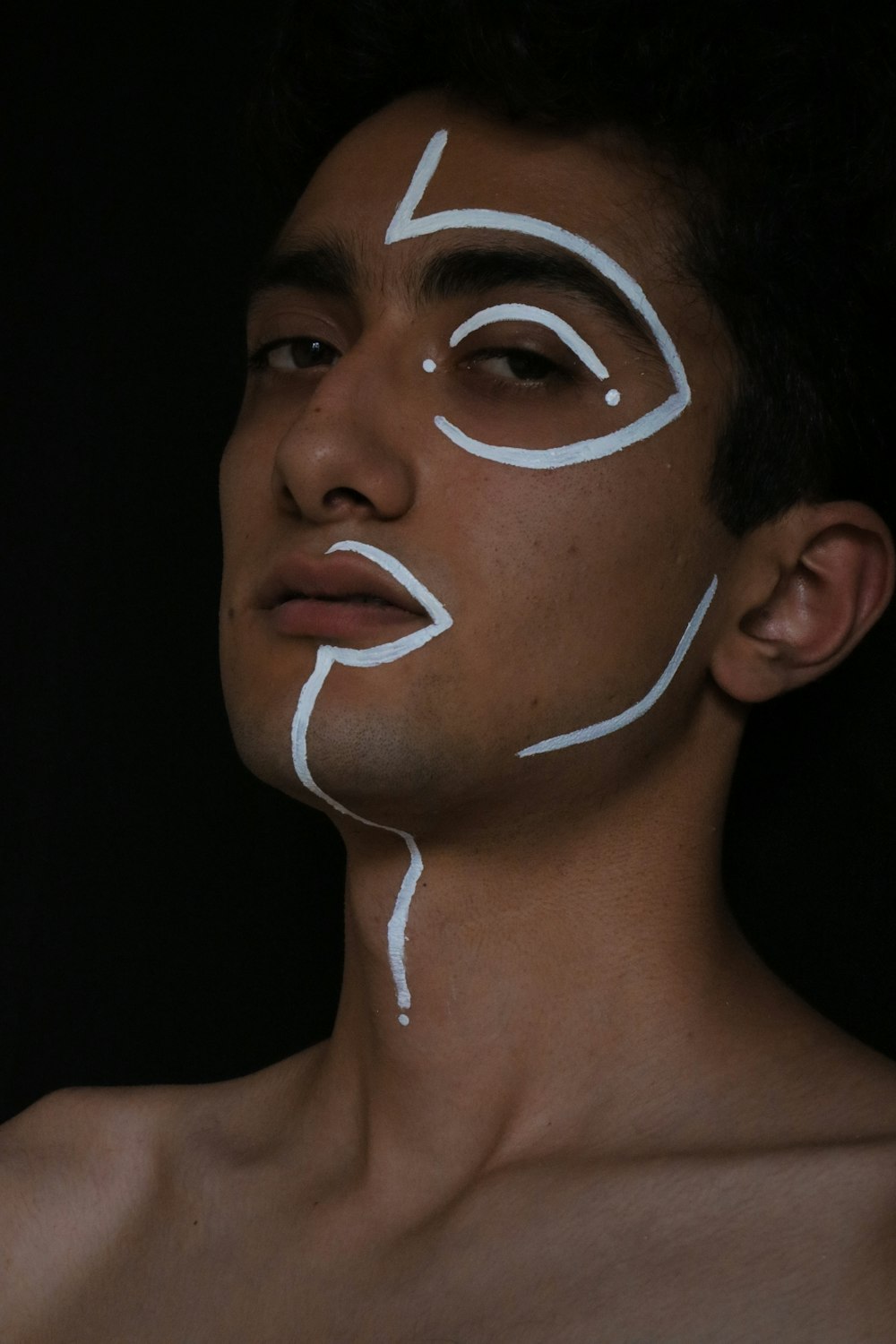 mulher com pintura facial branca e marrom