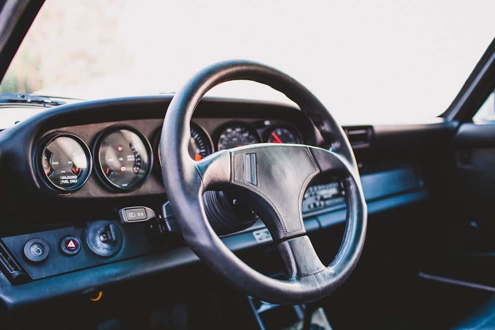 volant de voiture noir pendant la journée