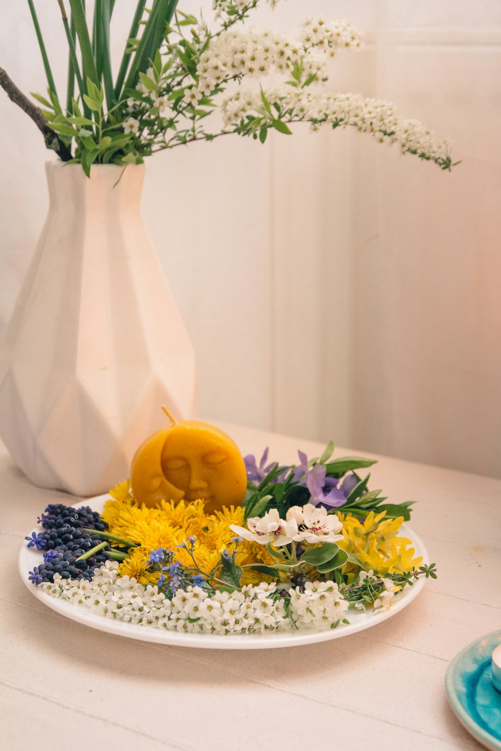 fleurs jaunes et blanches dans un vase en céramique blanche