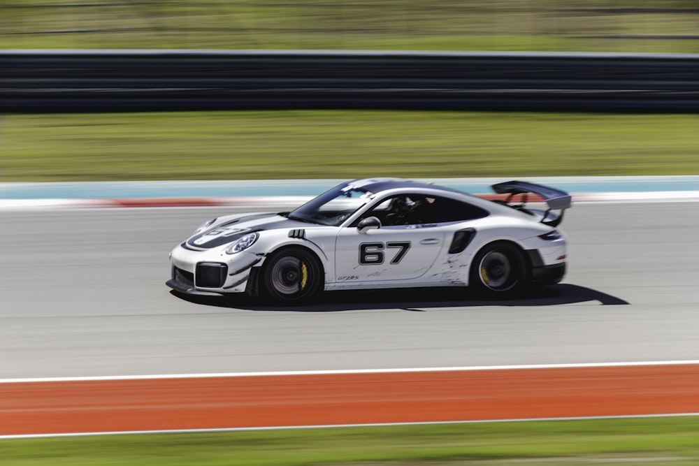 Porsche 911 blanche et noire en piste