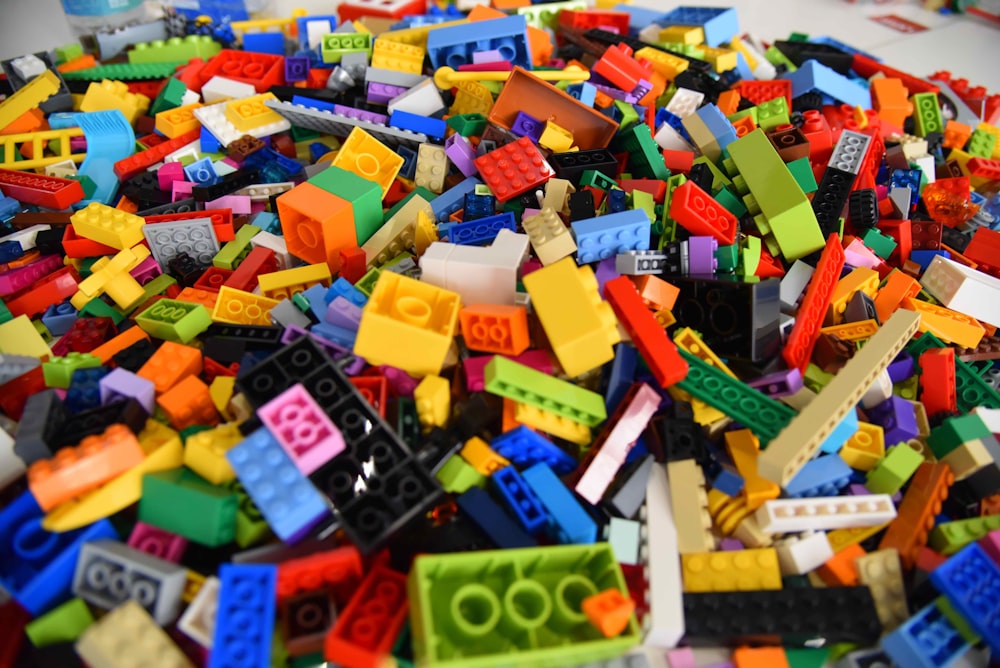 grün-blaue und gelbe Lego-Steine