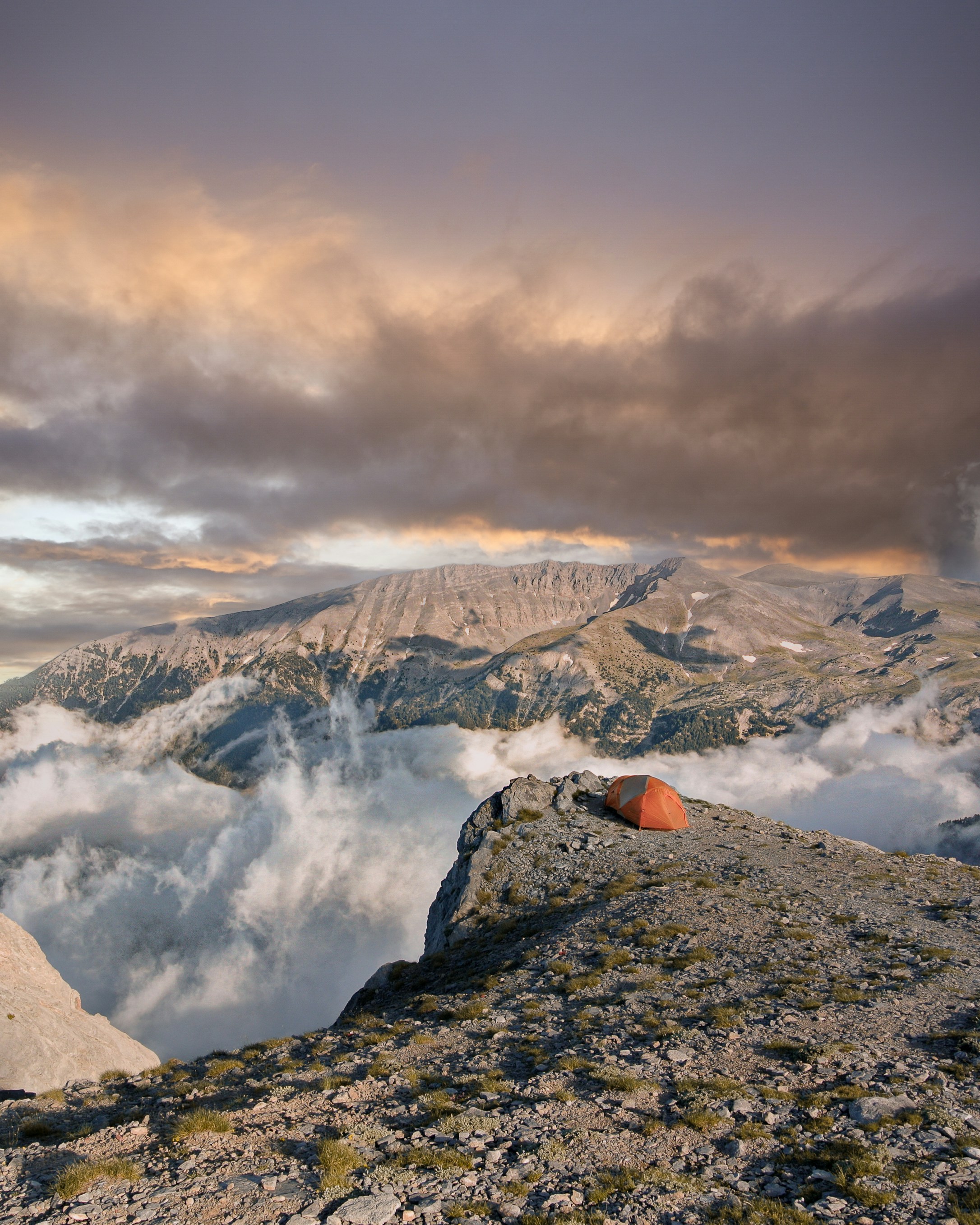Montañas cubiertas de nieve bajo el cielo nublado durante el día