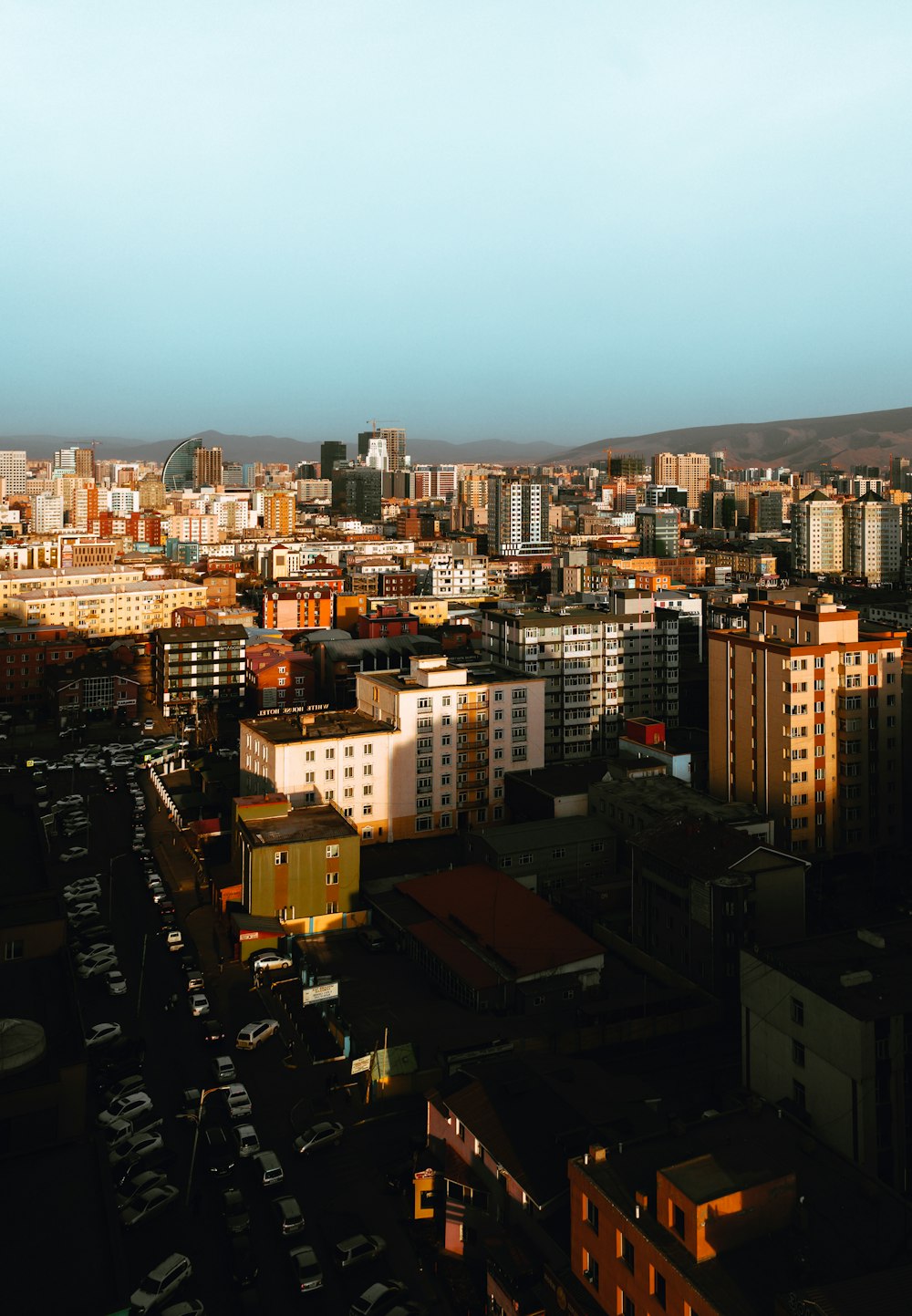 vista aérea dos edifícios da cidade durante o dia