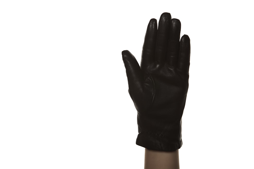 Persona con guantes negros con fondo blanco
