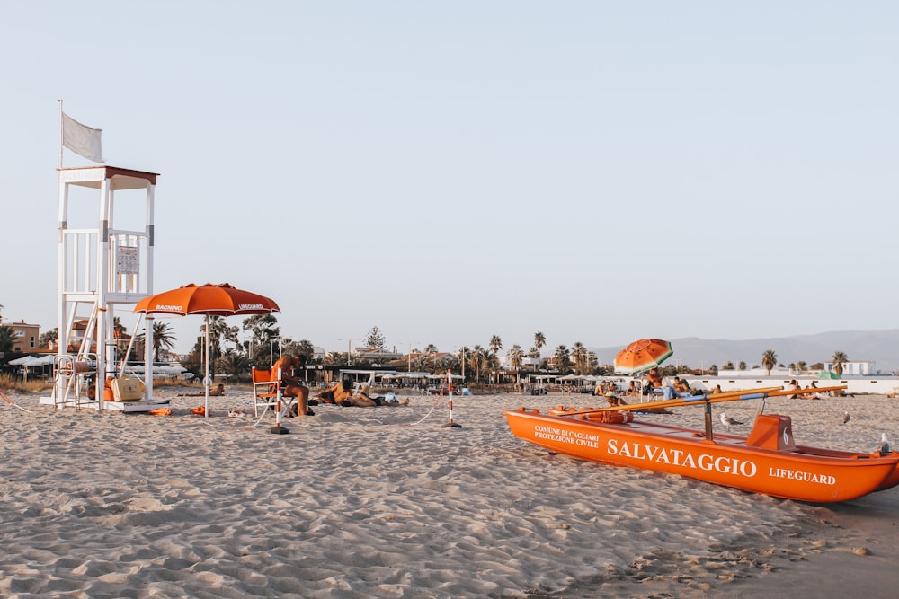 pessoas na praia durante o dia