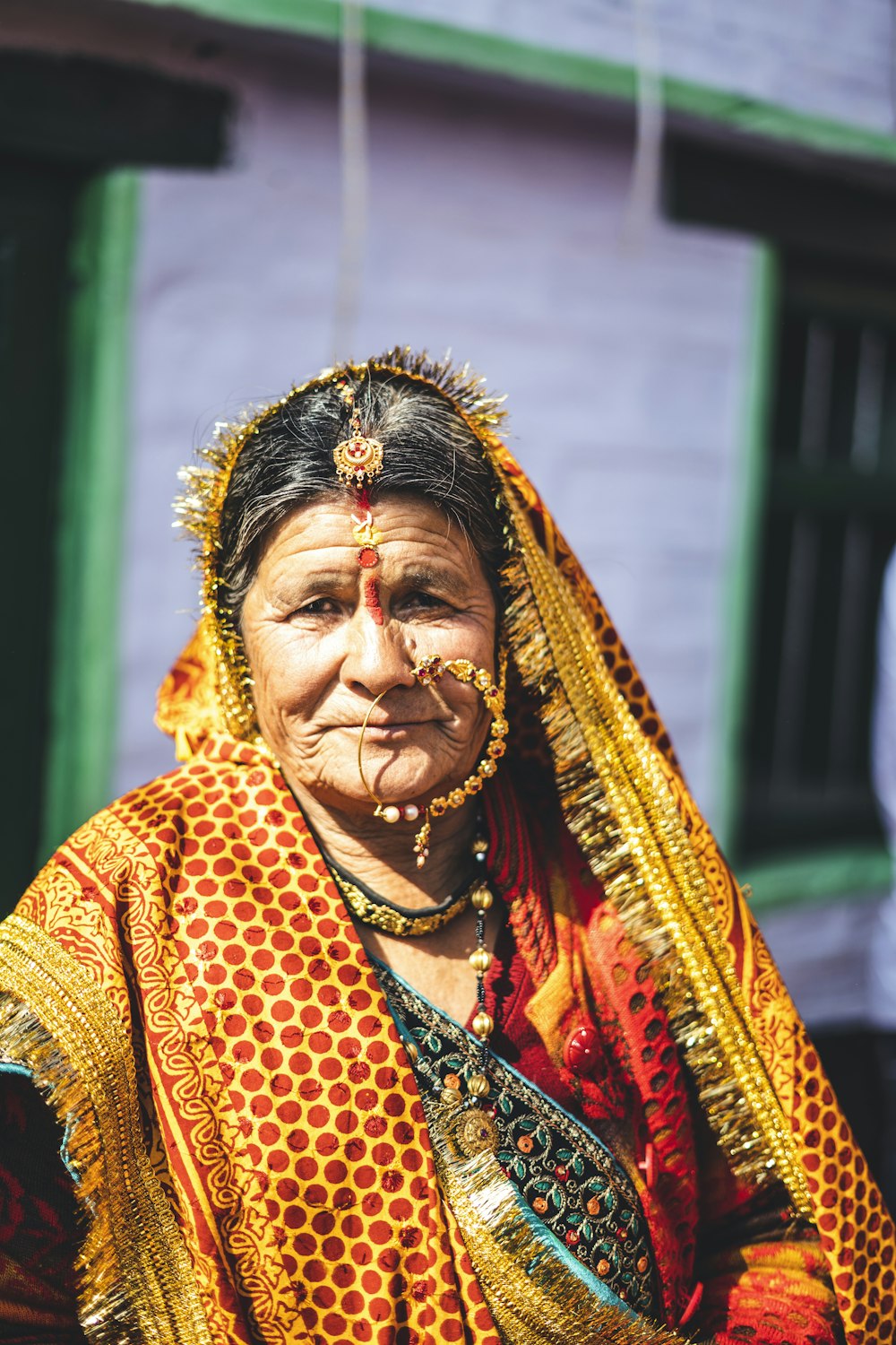 Mujer en sari rojo y dorado