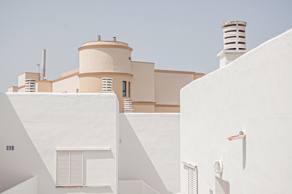 Bâtiment en béton blanc sous le ciel bleu pendant la journée