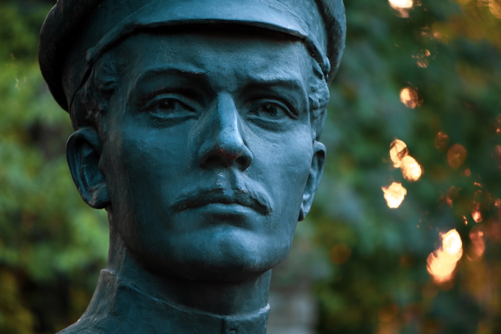 mans face statue during daytime