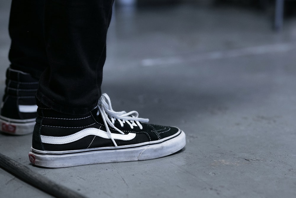 Foto Pessoa vestindo vans pretas e brancas tênis de cano baixo – Imagem de  Cinza grátis no Unsplash