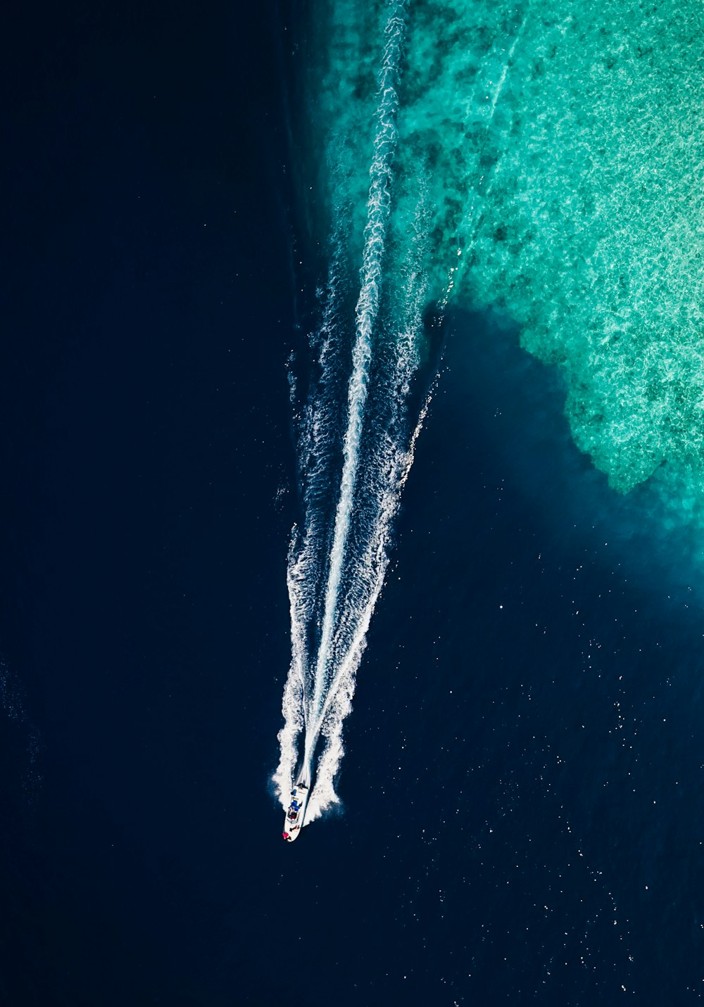 Vista aérea de la masa de agua durante el día