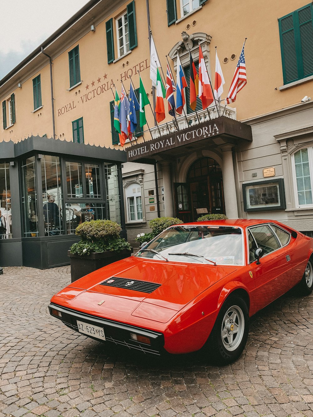 赤いフェラーリ458イタリアが建物の近くに駐車