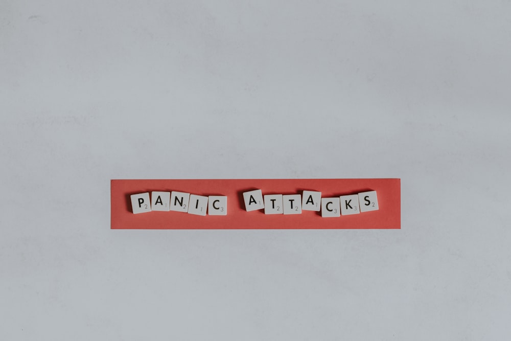 Un pedazo de papel rojo con las palabras Ataques de pánico escritas en él