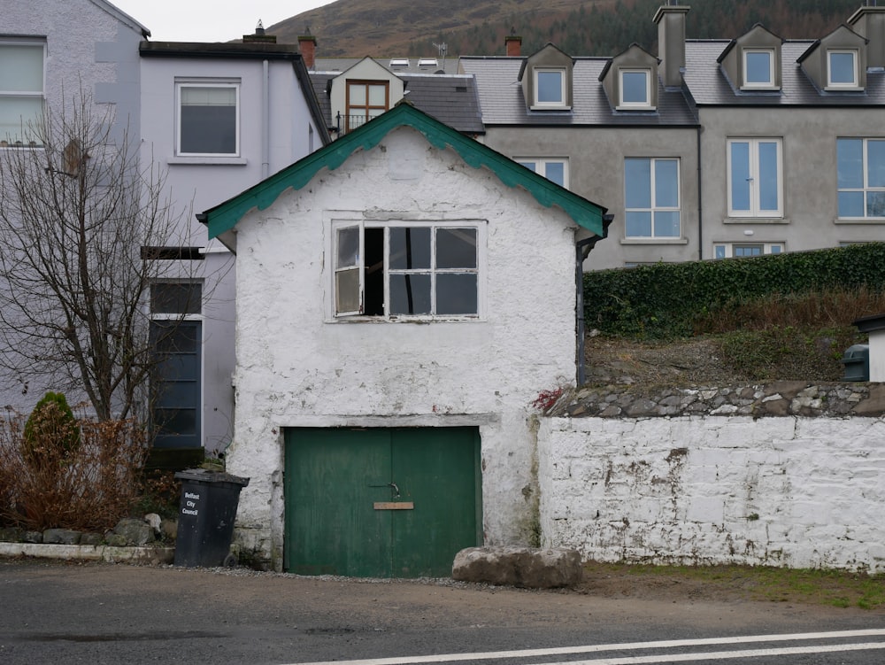 Maison en bois blanc et vert