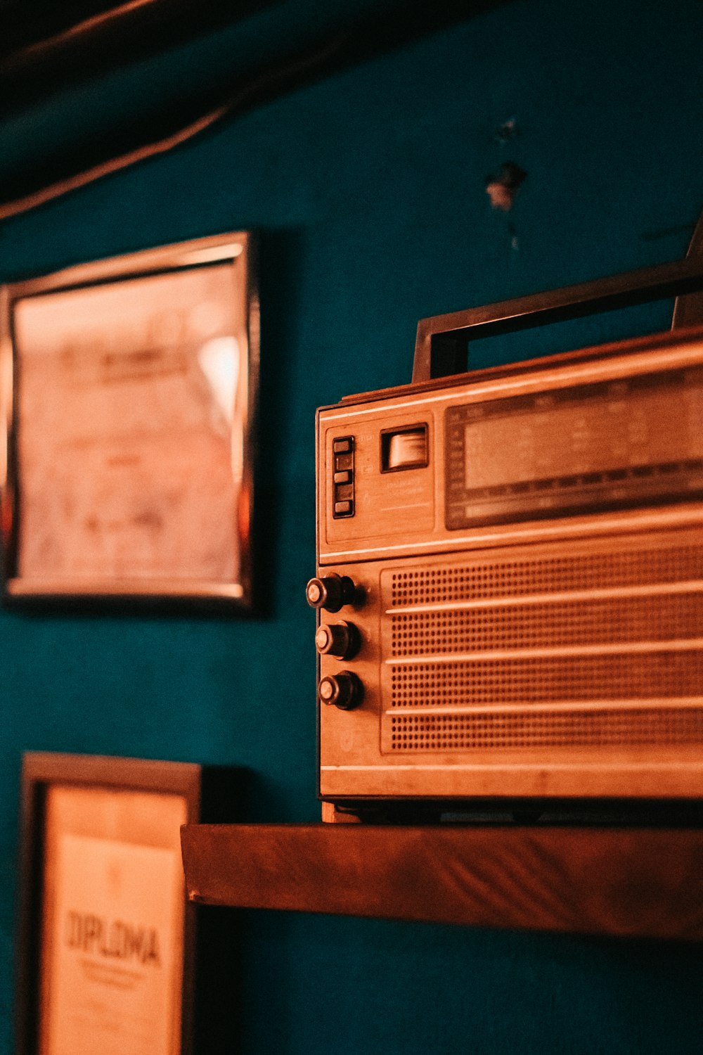 Radio vintage marrón y negro