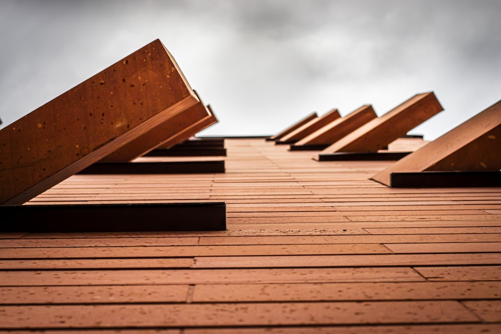 Braunes Holzdach unter bewölktem Himmel