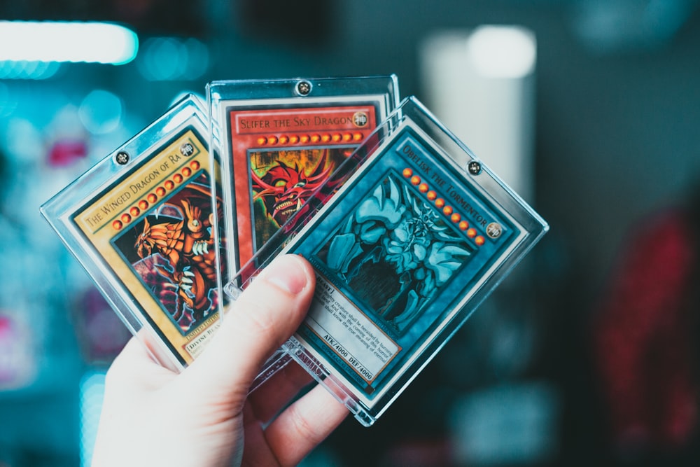 Person mit Yu Gi Oh Sammelkarte