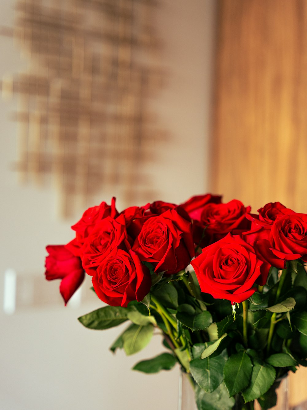 Roses rouges dans un vase en verre transparent