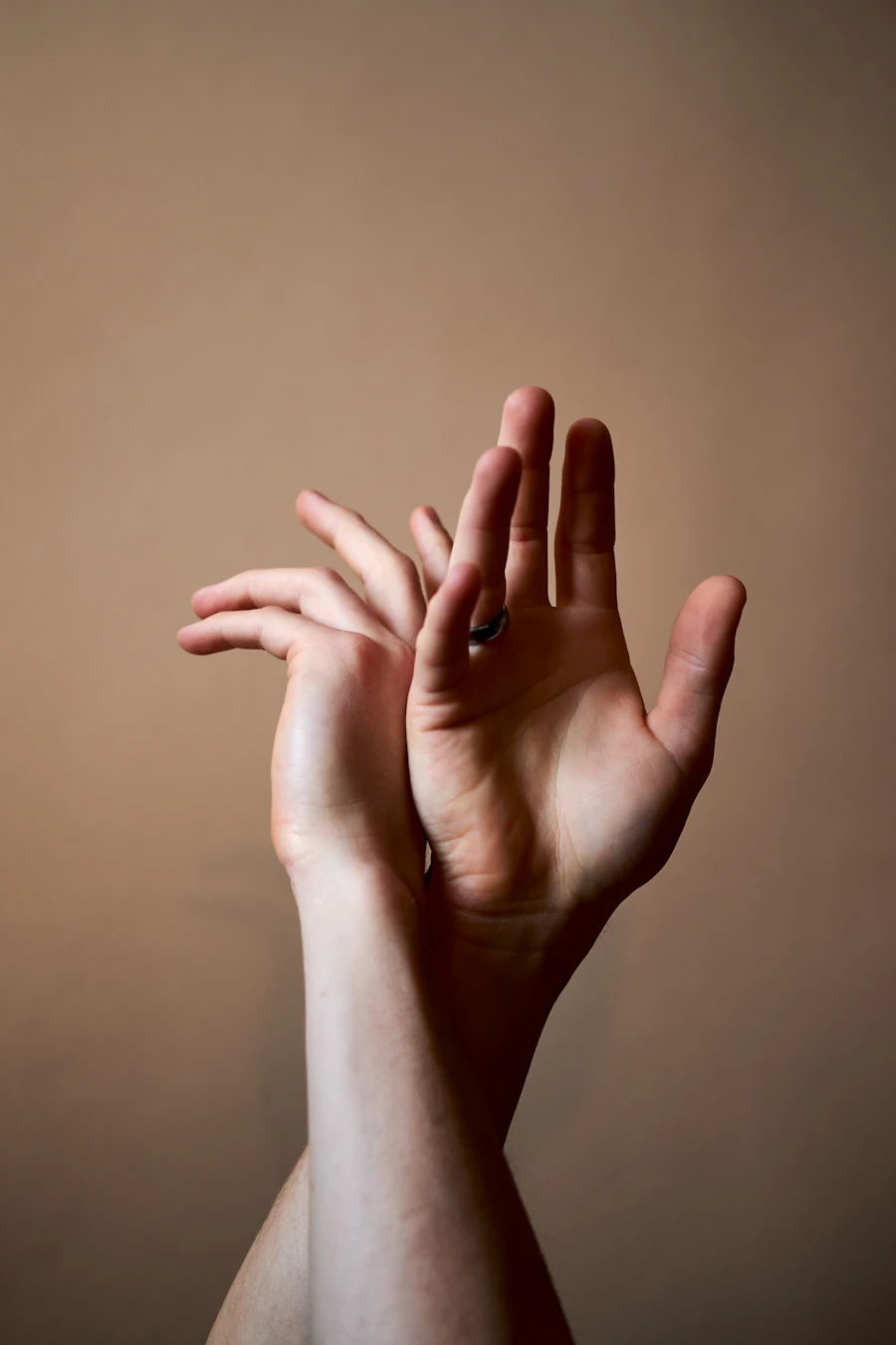 Handfläche vor heller Wand