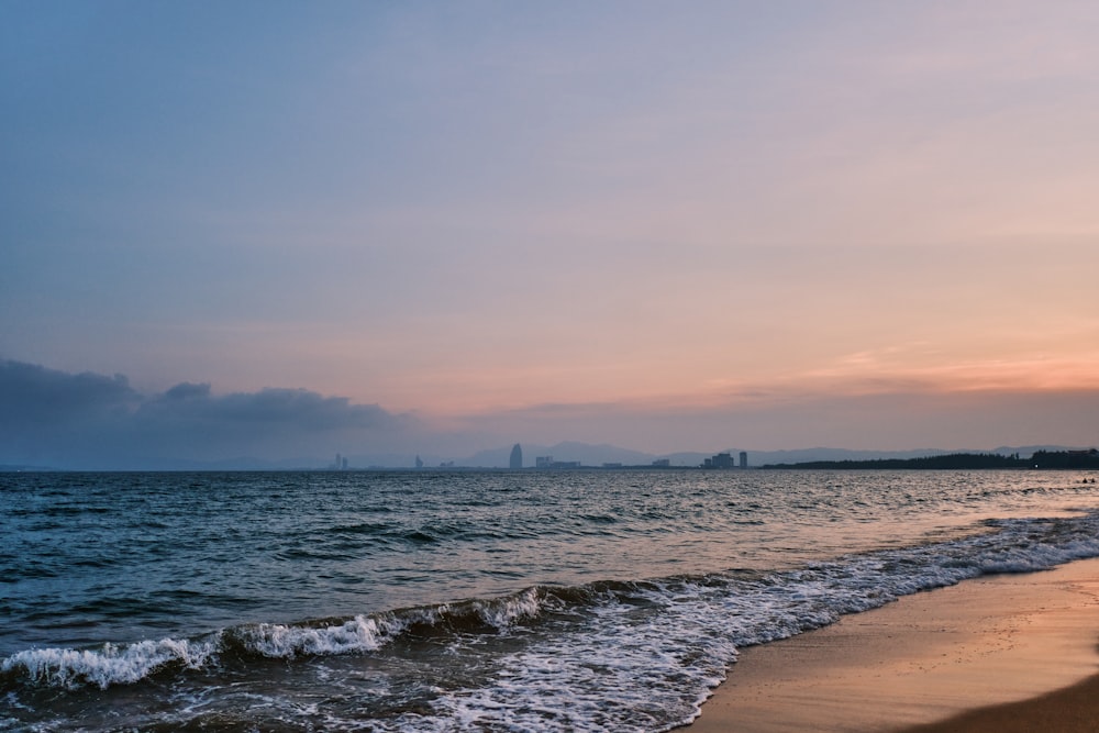 sea waves crashing on shore during daytime