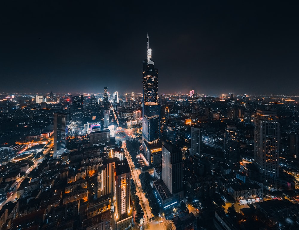 夜間の都市ビルの空中写真