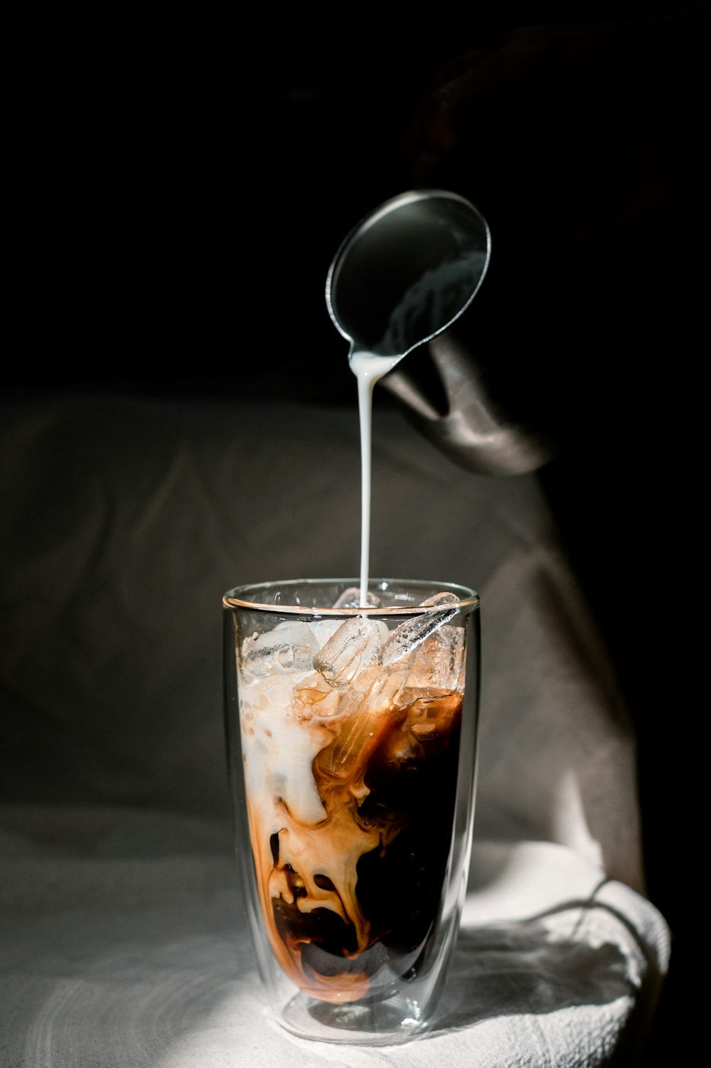 glace dans un verre transparent avec cuillère