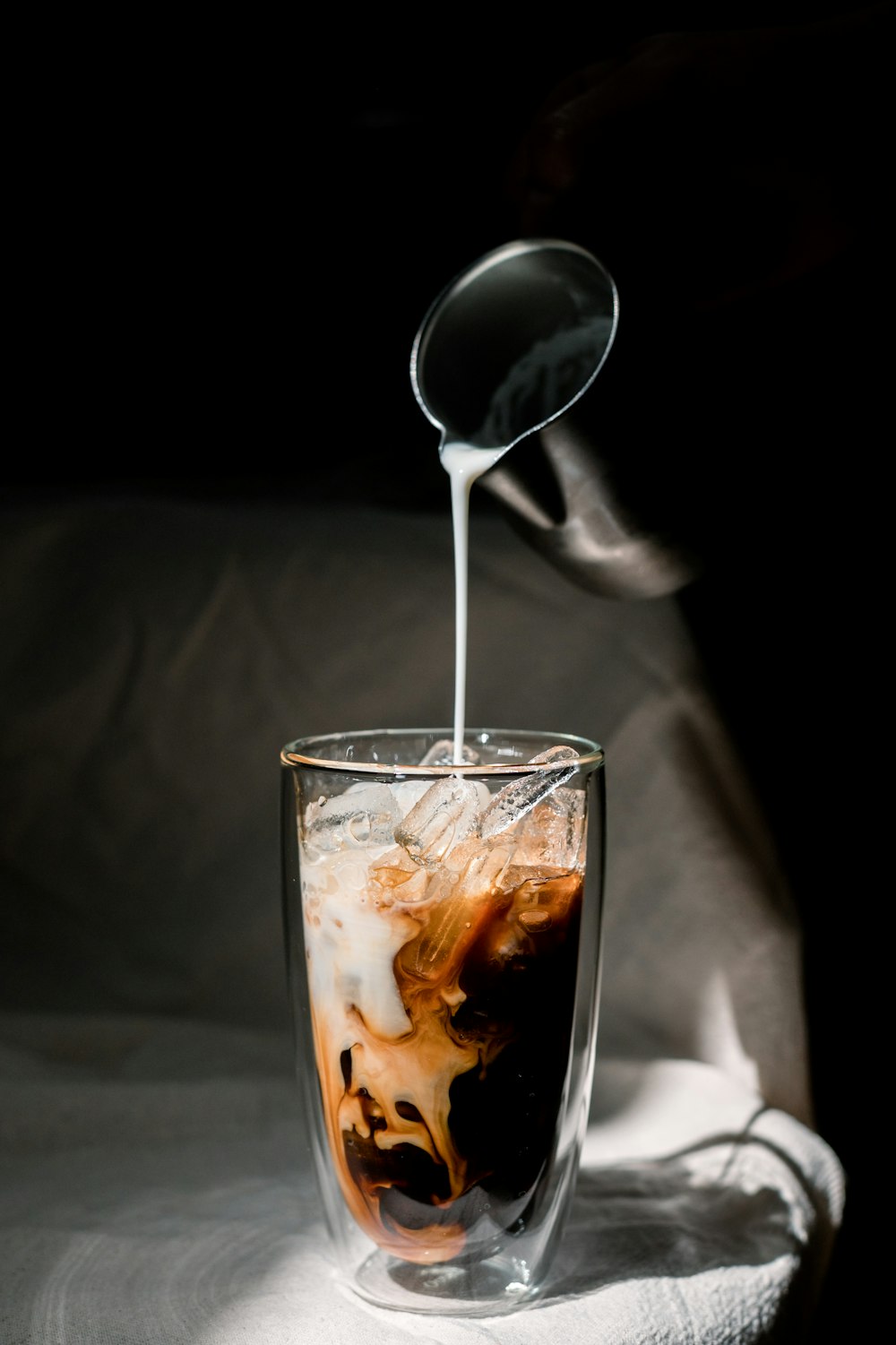 hielo en un vaso transparente con cuchara