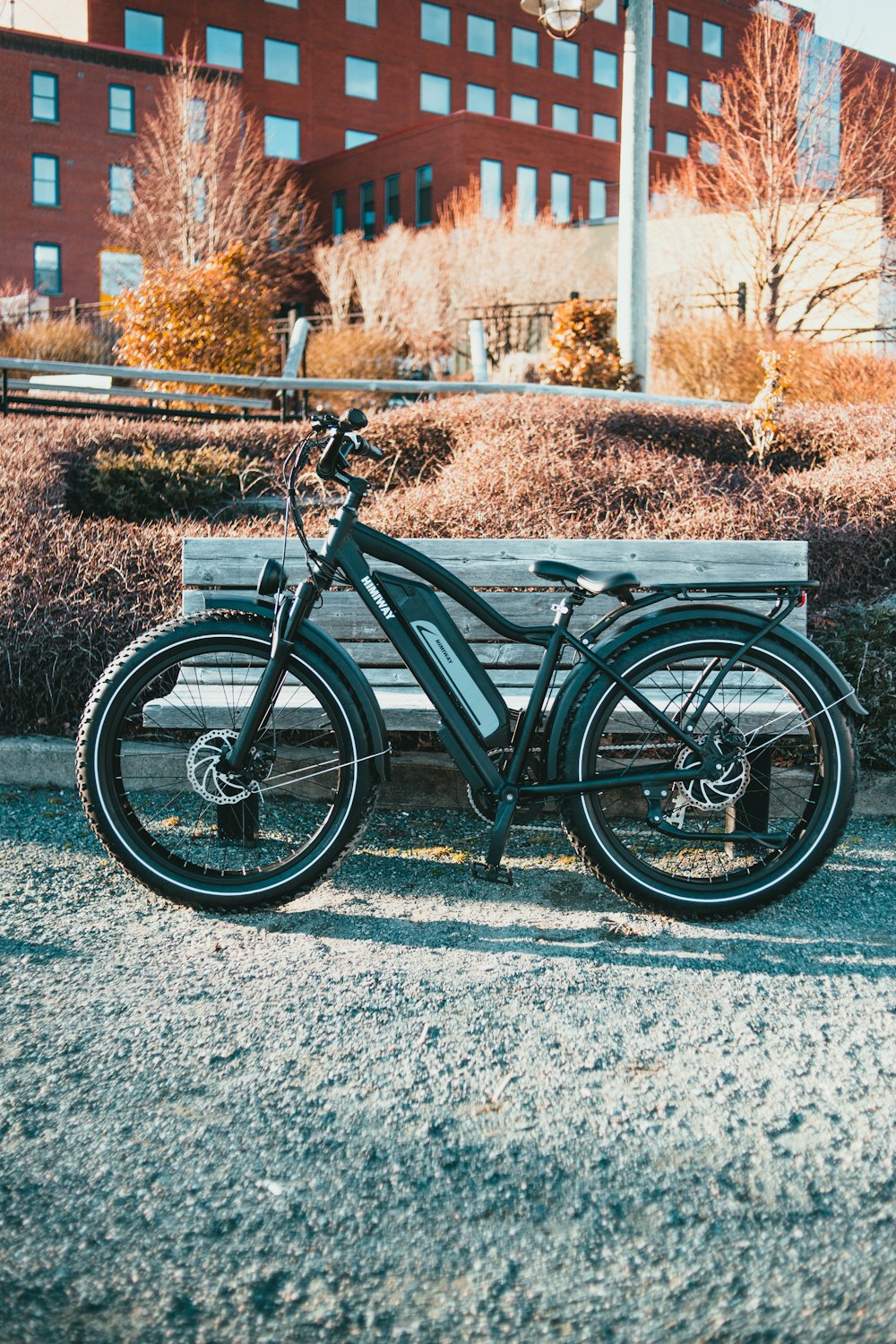 bicicletta nera e grigia sulla strada di cemento grigia durante il giorno