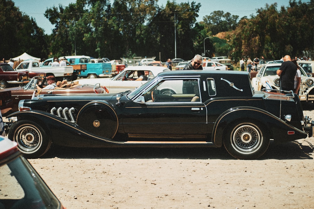 Auto d'epoca nera sul parcheggio durante il giorno