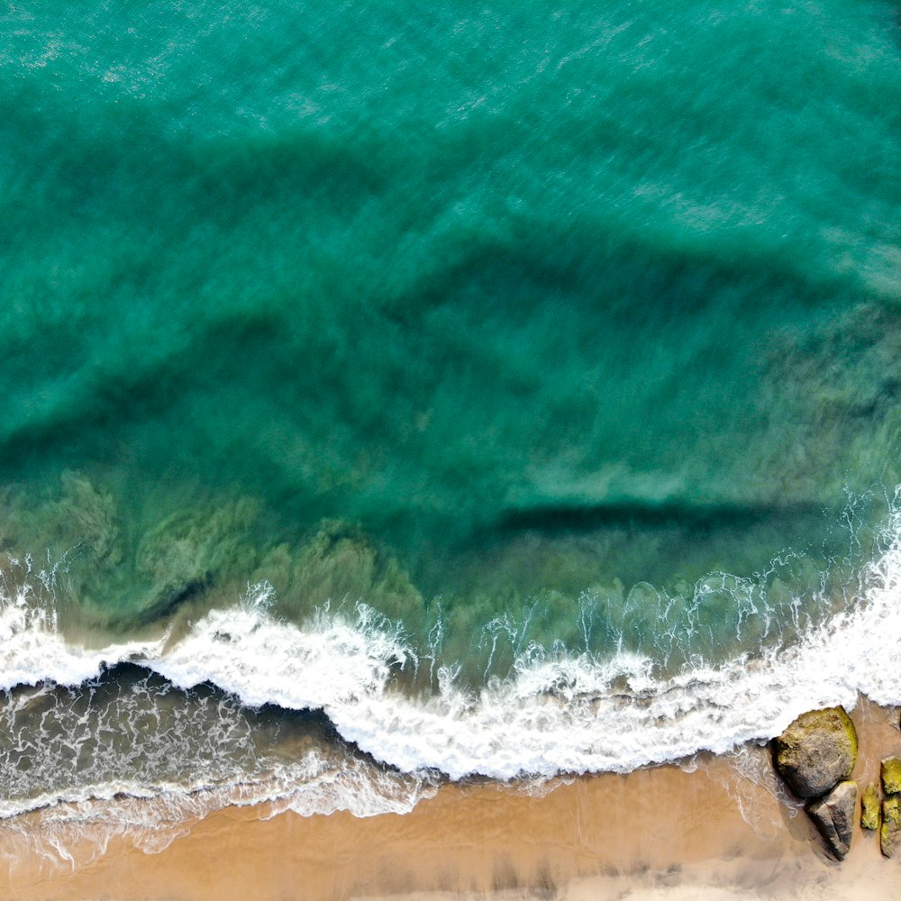 Vista aérea de la playa durante el día