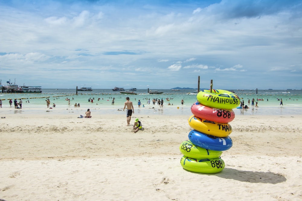 Gente en la playa durante el día