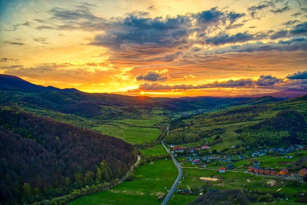 Grüne Rasenwiese unter bewölktem Himmel tagsüber