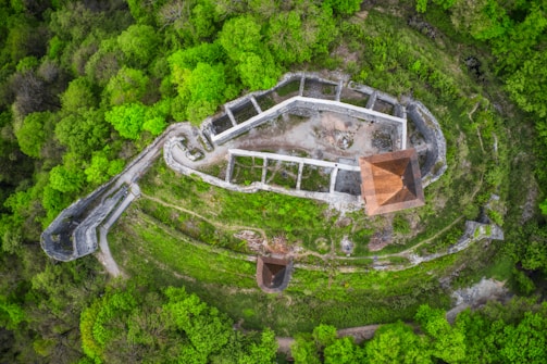 Side-by-side view of a ruined fort and its digital restoration through AR on a smartphone.