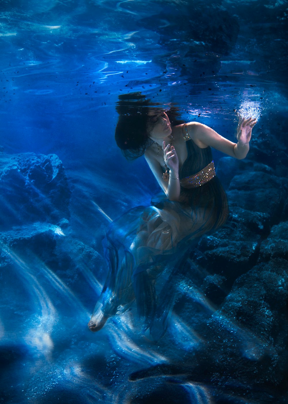 mulher no biquíni preto nadando na água