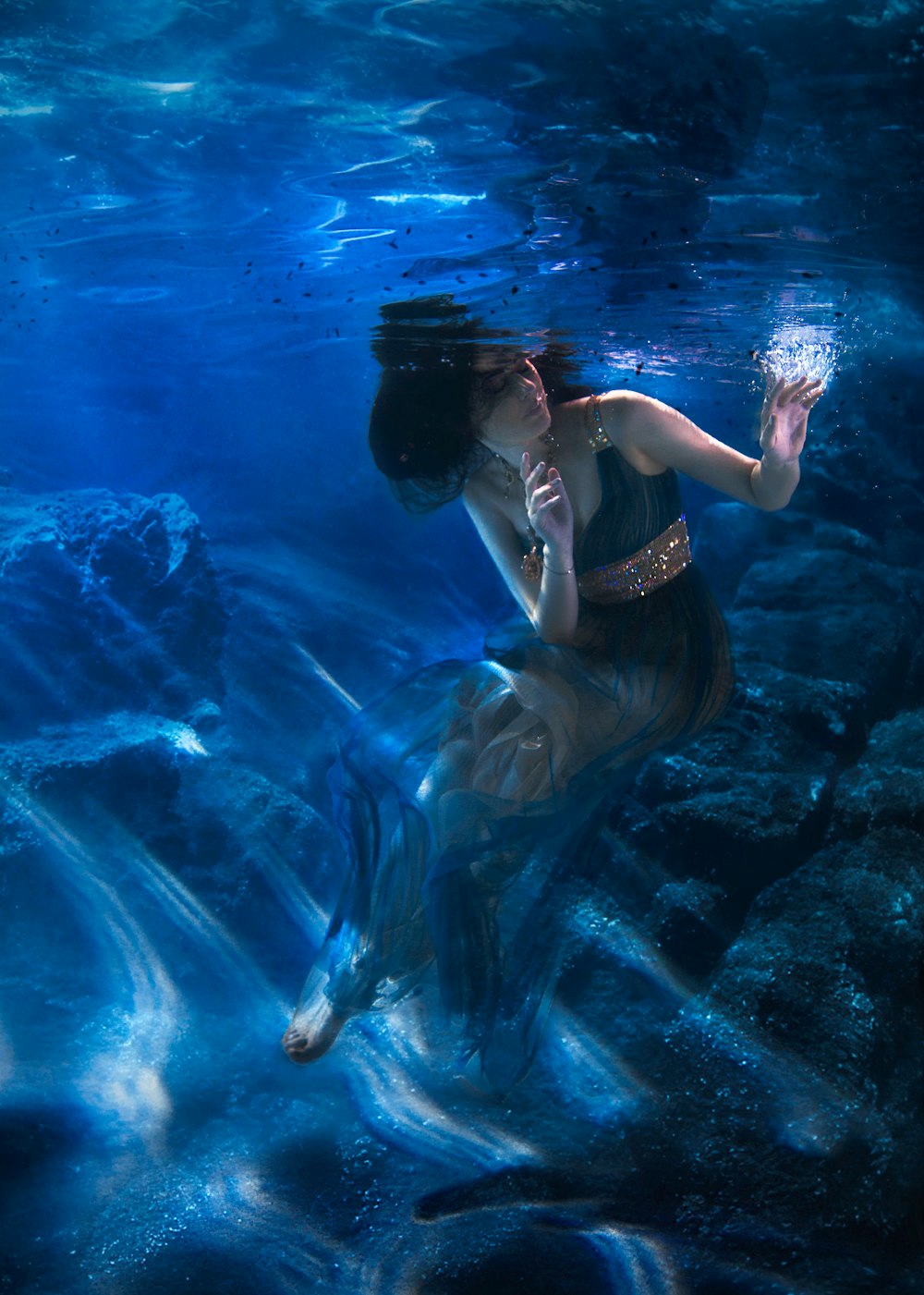 Frau im schwarzen Bikini beim Schwimmen im Wasser