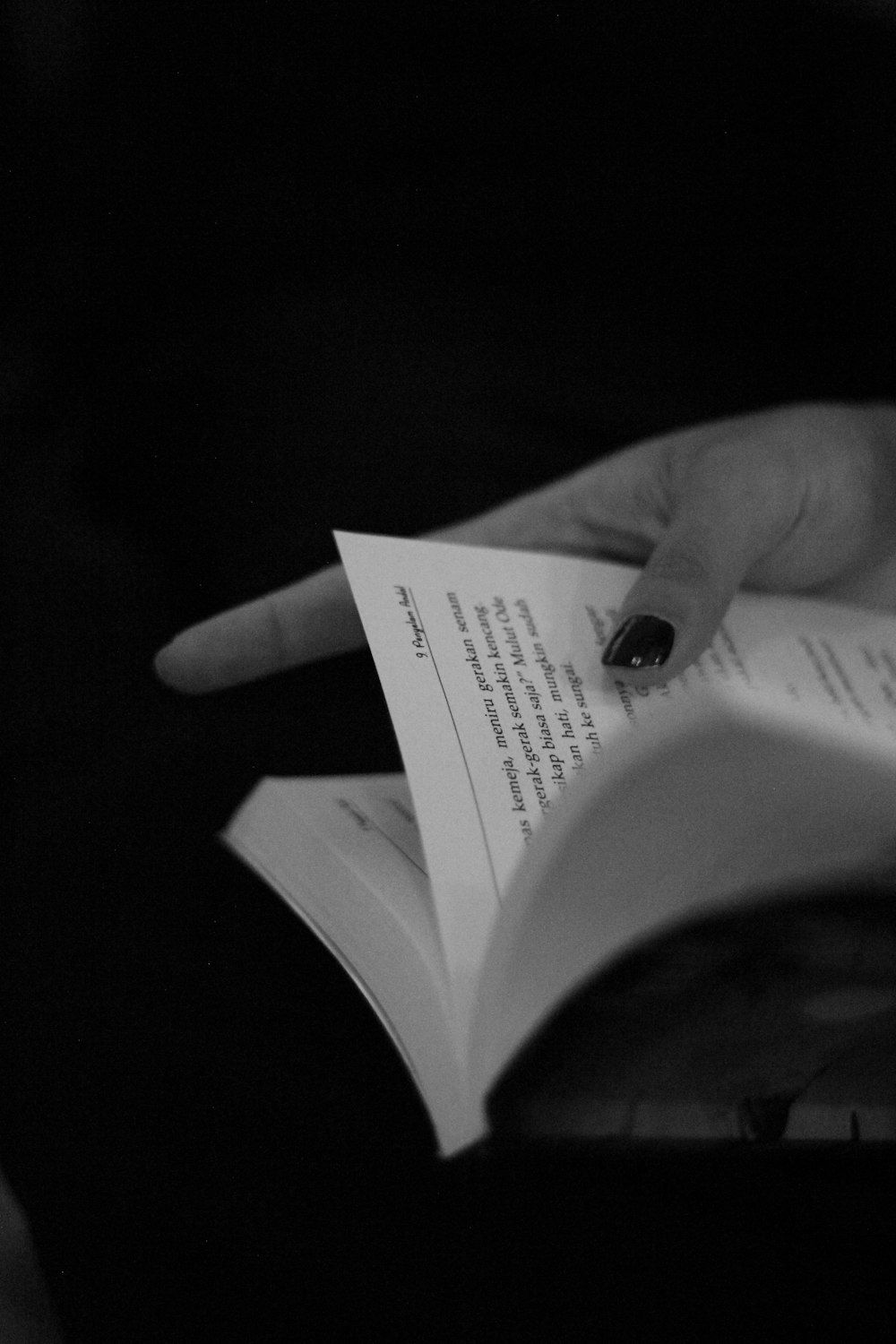 eine Person, die ein Buch in der Hand hält