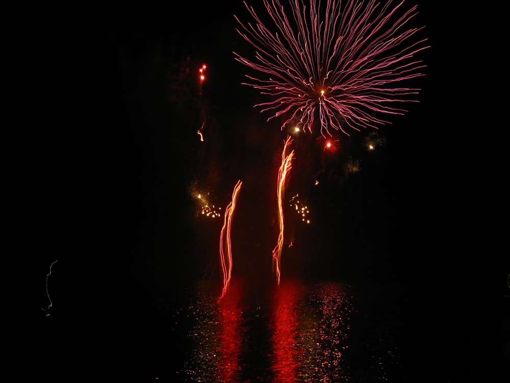 Espectáculo de fuegos artificiales rojos y amarillos