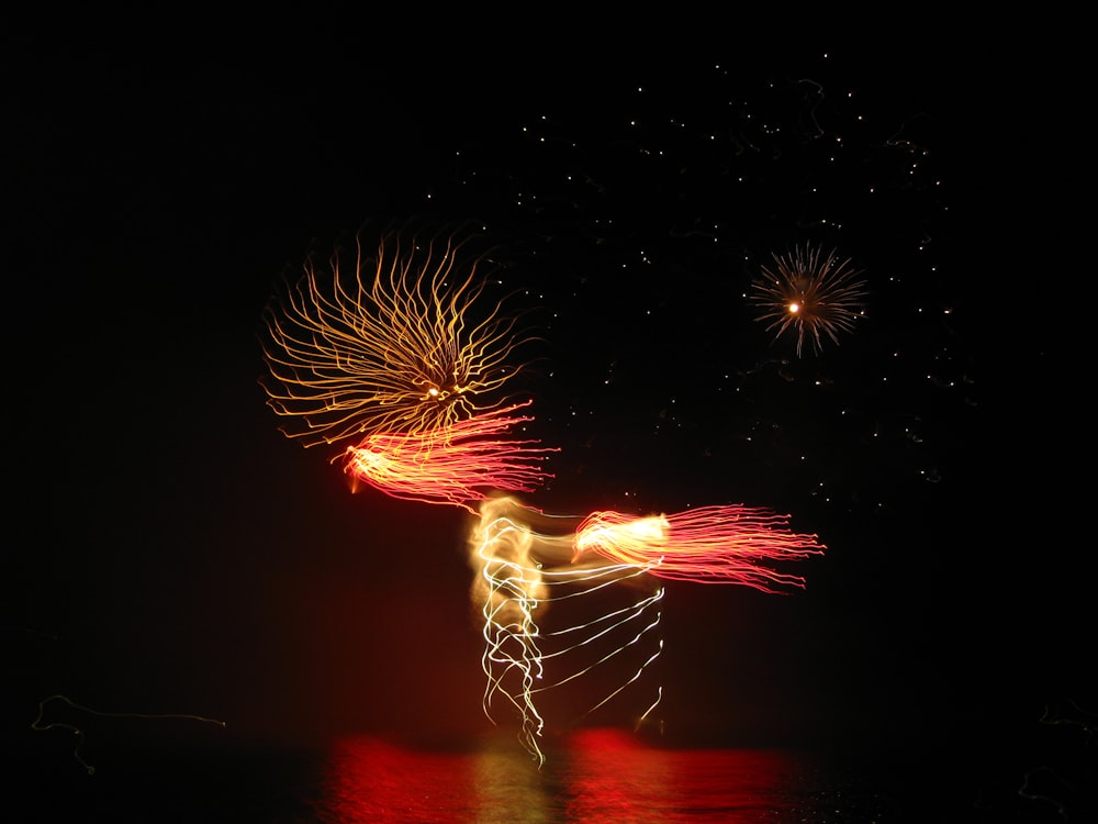 Espectáculo de fuegos artificiales rojos y amarillos