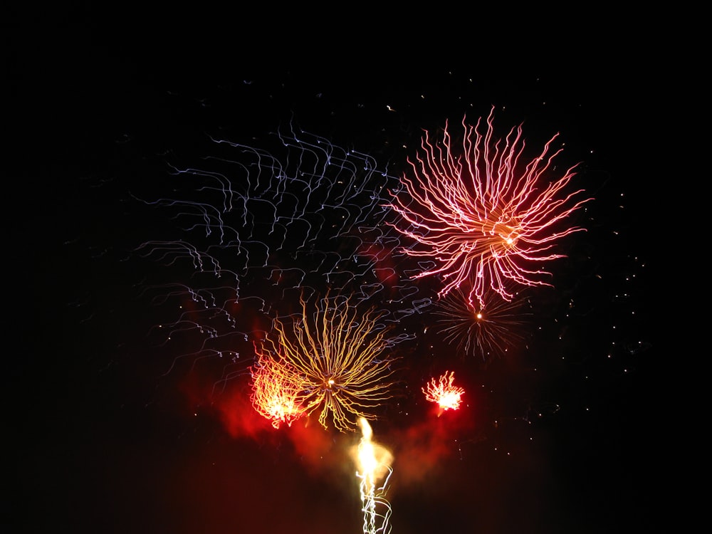 Feux d’artifice rouges et blancs pendant la nuit