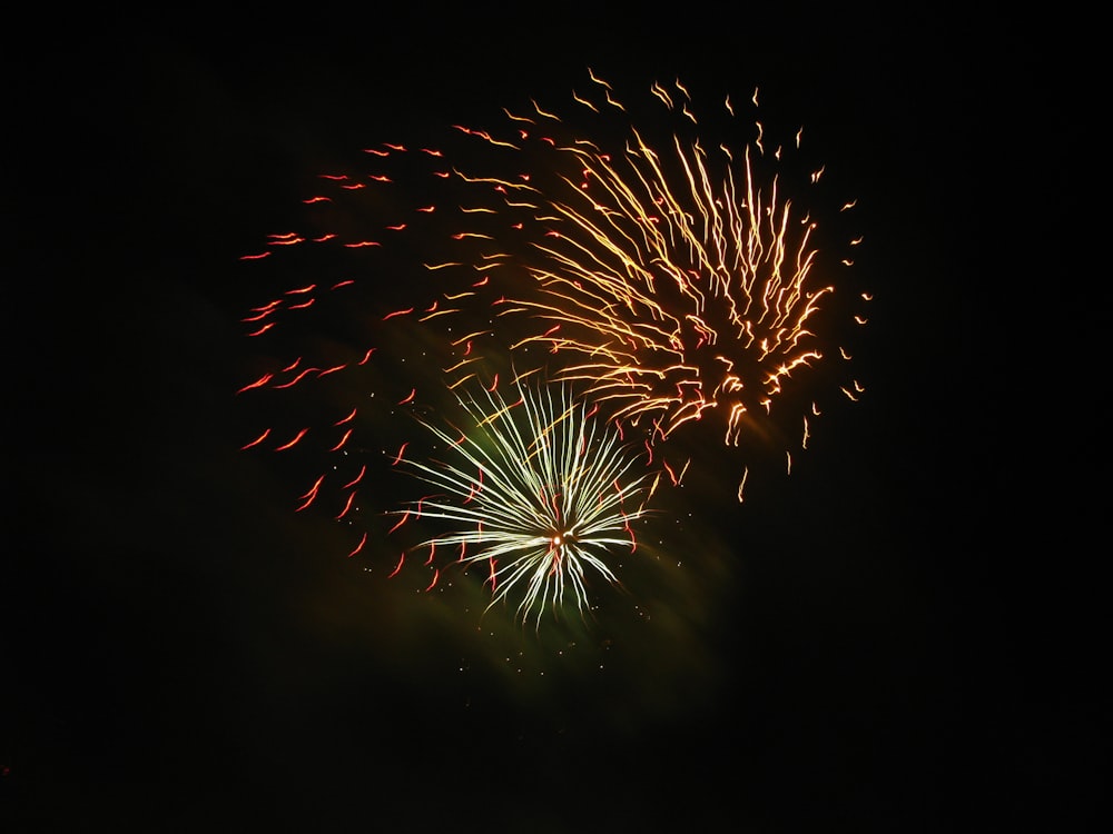 Espectáculo de fuegos artificiales rojos y amarillos