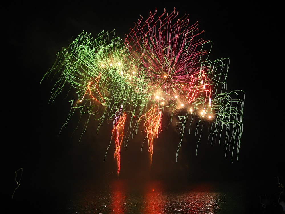 exibição de fogos de artifício verdes e vermelhos durante a noite