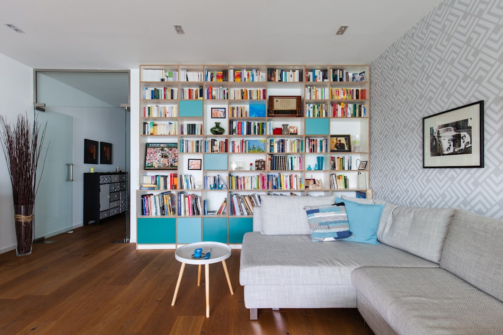 Estantería de madera blanca con libros