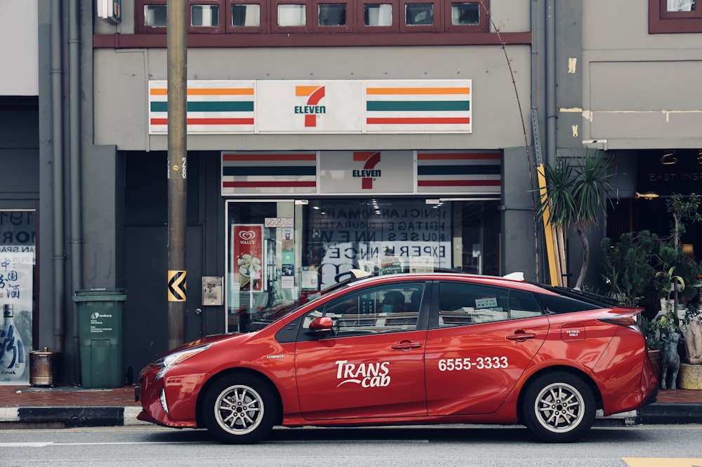 berline rouge garée devant le magasin