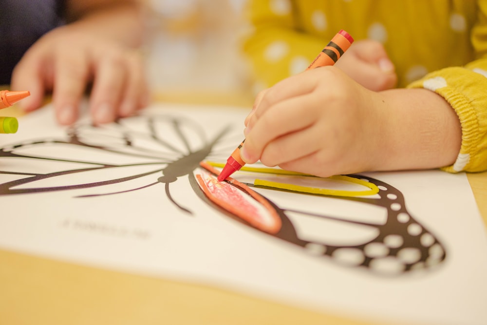 Person mit rotem und weißem Stift