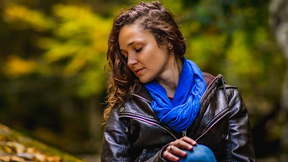 Mujer con chaqueta de cuero negra