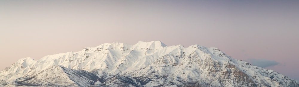 montaña cubierta de nieve durante el día