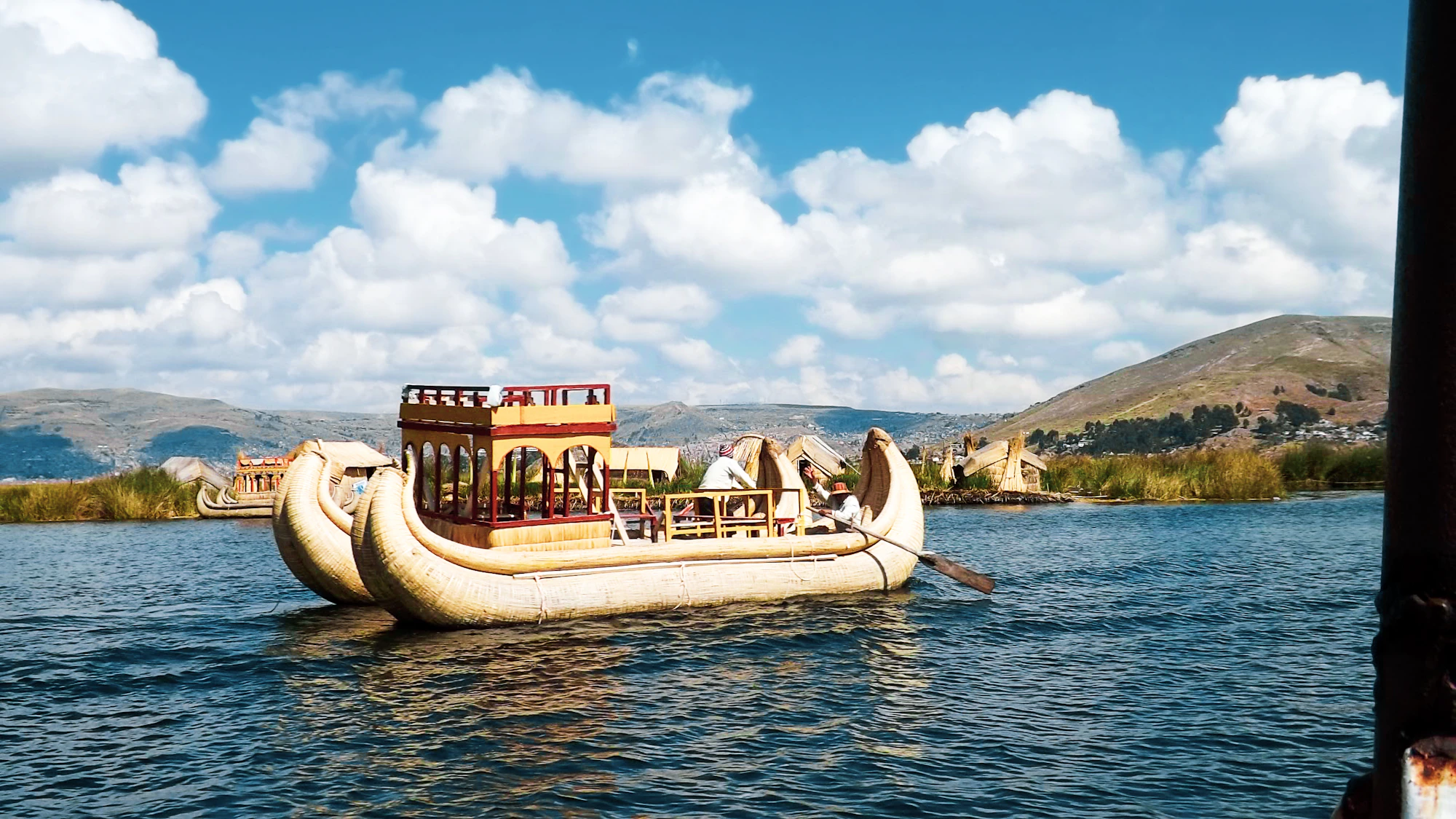 Copacabana Bolivia — pueblo a orillas del Lago Titicaca con la Basílica de la Virgen y el Cerro Calvario al fondo