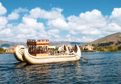 peru_reisen_titicaca_see_schilfboot