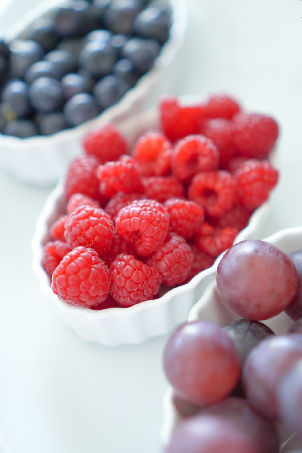 framboise rouge sur plaque en céramique blanche