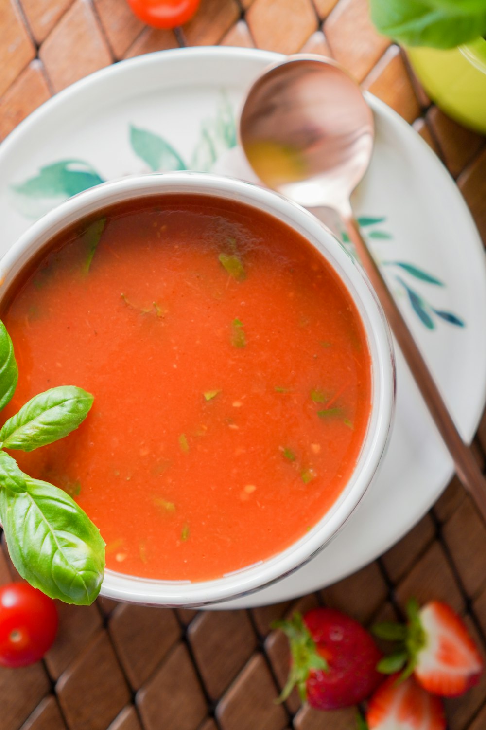 Soupe dans un bol en céramique blanche