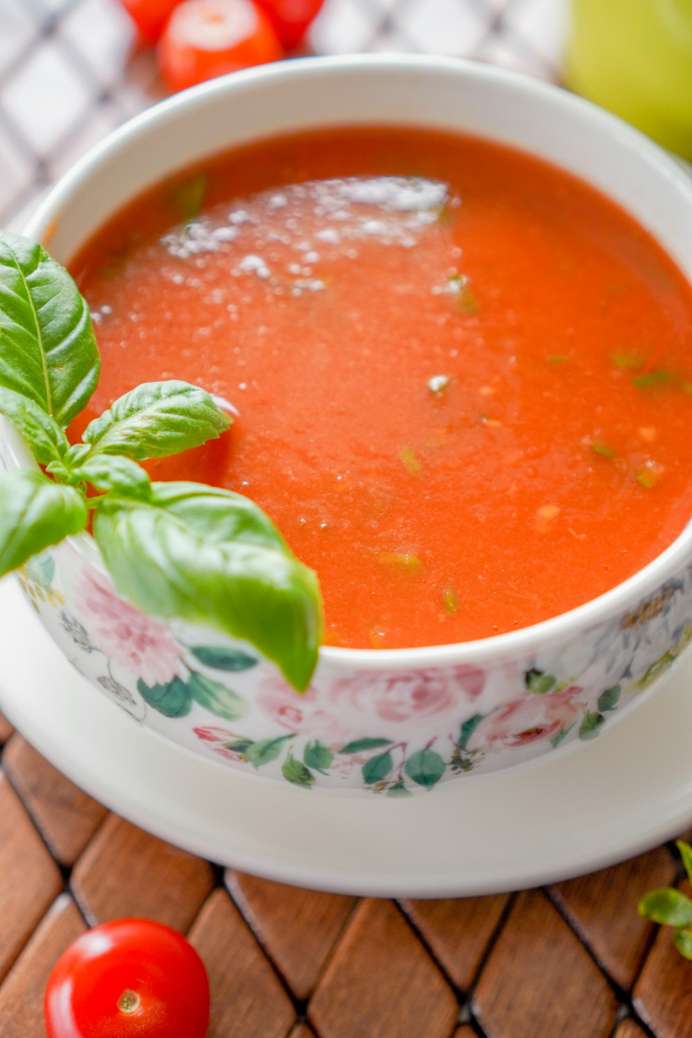 Soupe dans un bol en céramique florale blanche, verte et violette